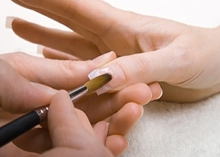 How to apply acrylic nails